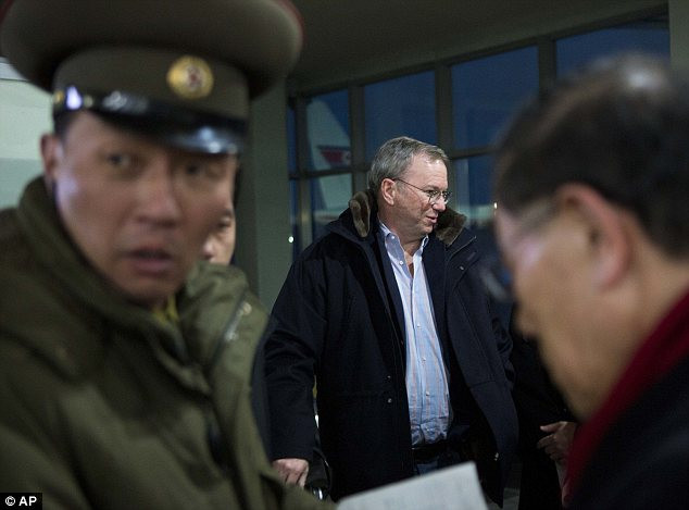 Ông Schmidt tại sân bay Bình Nhưỡng.