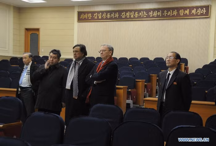 Chủ tịch Google (thứ 2 từ phải sang) và cựu Thống đốc bang New Mexico của Mỹ Bill Richardson (thứ 3 từ trái sang) tại thư viện điện tử của Đại học Kim Nhật Thành.