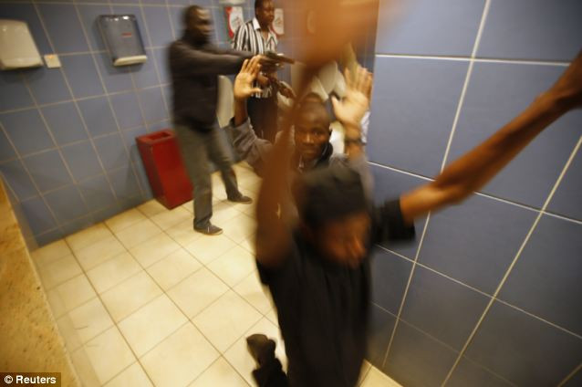 Nhiều người đã chạy vào nhà vệ sinh để trốn các tay súng. Nhiều người đã chạy vào nhà vệ sinh để trốn các tay súng.