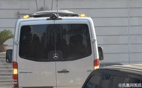 Chiếc xe được cư dân mạng Trung Quốc tin là xe chở Bạc Hy Lai tới phiên tòa.