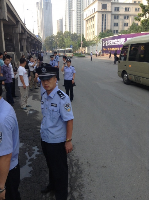 Nhiều cảnh sát được triển khai xung quanh tòa án để đảm bảo an ninh cho phiên tòa.