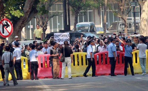 Phóng viên tập trung trước cửa tòa án Tế Nam từ sớm để đưa tin về phiên tòa.