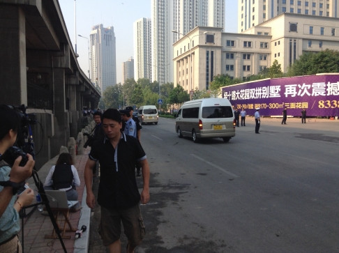 Lực lượng an ninh và truyền thông đều đổ tới bên ngoài tòa án từ rất sớm.