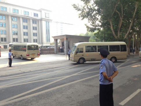 Đoàn xe đổ tới tòa án Tế Nam trước giờ xét xử.