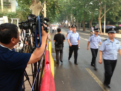 Cảnh sát thắt chặt an ninh bên ngoài tòa án.