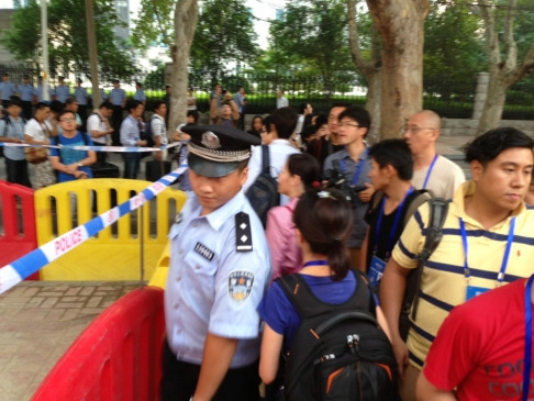 Hàng dài phóng viên xếp hàng chờ lấy tin về phiên tòa.