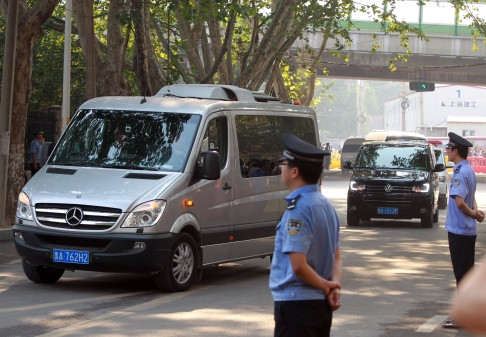 Đoàn xe hộ tống Bạc Hy Lai tới tham dự phiên tòa.