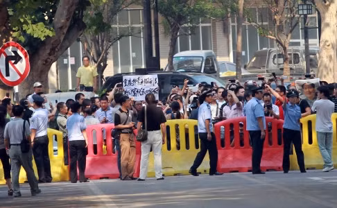Phóng viên tập trung trước cửa tòa án Tế Nam từ sớm để đưa tin về phiên tòa.
