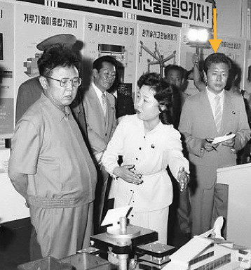 Jang Song-thaek tham dự một cuộc triển lãm với Kim Jong-il trong tháng 7 năm 1986 (Ảnh: KCNA-Yonhap). Jang Song-thaek tham dự một cuộc triển lãm với Kim Jong-il trong tháng 7 năm 1986 (Ảnh: KCNA-Yonhap).