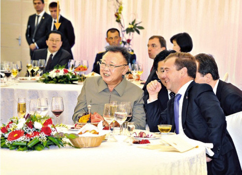 Jang Song-thaek tham dự bữa ăn tối của Kim Jong-il với cựu Tổng thống Nga Dmitry Medvedev vào tháng 8 năm 2011 (Ảnh: KCNA). Jang Song-thaek tham dự bữa ăn tối của Kim Jong-il với cựu Tổng thống Nga Dmitry Medvedev vào tháng 8 năm 2011 (Ảnh: KCNA).