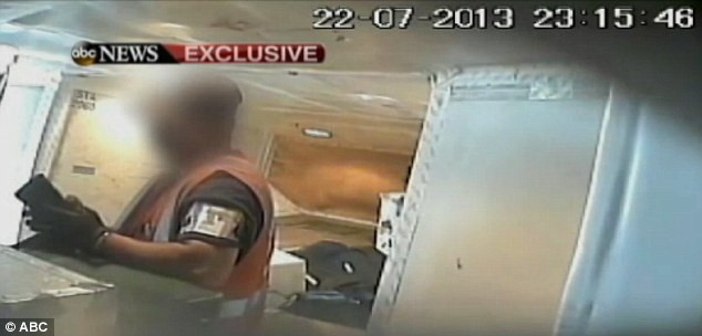 Một nhân viên xử lý hành lý trên máy bay móc ví ăn trộm tiền từ một va li của hành khách. Một nhân viên xử lý hành lý trên máy bay móc ví ăn trộm tiền từ một va li của hành khách.