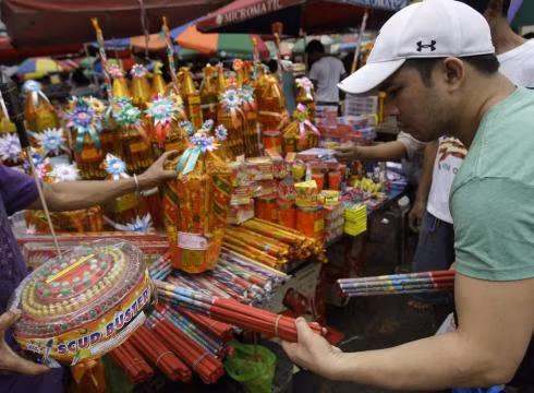 Người Philippines mua pháo hoa đốt trong dịp năm mới.