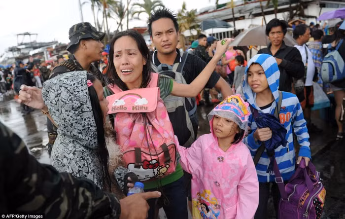 Những giọt nước mắt vì không thể lên được máy bay.