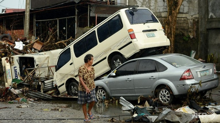 Cảnh đổ nát có thể bắt gặp ở mọi chỗ trên đường phố Tacloban. Cảnh đổ nát có thể bắt gặp ở mọi chỗ trên đường phố Tacloban.