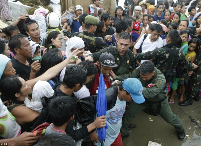 Đám đông tuyệt vọng đòi lao tới máy bay rời Tacloban. Đám đông tuyệt vọng đòi lao tới máy bay rời Tacloban.