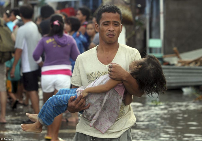 Ông bố Philippines đau khổ ôm thi thể cô con gái đã chết trong bão. Ông bố Philippines đau khổ ôm thi thể cô con gái đã chết trong bão.
