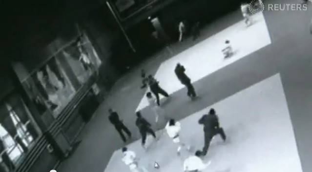 Cảnh người Nga bỏ chạy do sức ép từ vụ rơi thiên thạch làm vỡ tung các cửa sổ. Cảnh người Nga bỏ chạy do sức ép từ vụ rơi thiên thạch làm vỡ tung các cửa sổ.