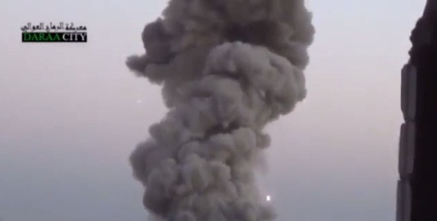 Khói đen cuồn cuộc bốc lên từ hiện trường vụ tấn công.