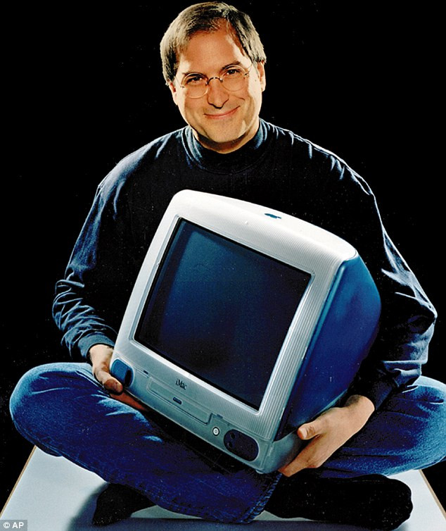 Steve Jobs và một chiếc iMac năm 1998.