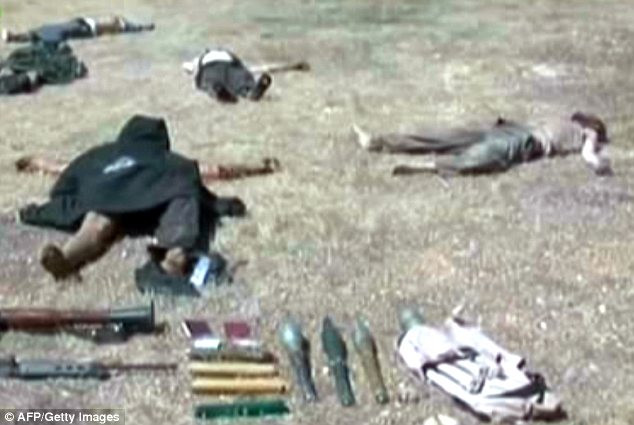 Thi thể phiến quân nằm la liệt trên mặt đất cạnh các loại vũ khí. Thi thể phiến quân nằm la liệt trên mặt đất cạnh các loại vũ khí.