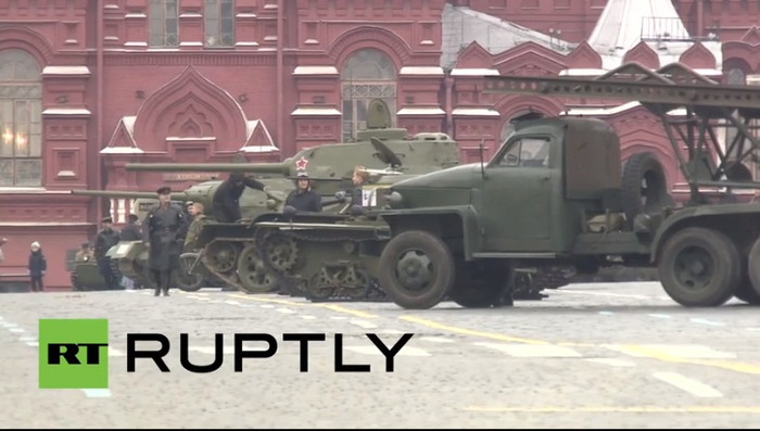 Thiết bị quân sự tham gia tái hiệu lễ duyệt binh huyền thoại ngày 7/11/2013. Thiết bị quân sự tham gia tái hiệu lễ duyệt binh huyền thoại ngày 7/11/2013.