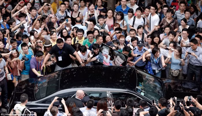 Chi phí mời Beckham tới Trung Quốc một tuần có giá 1,7 triệu bảng Anh, gấp đôi lương hiện tại của ngôi sao MU Wayne Rooney - Nhân Dân nhật báo cho hay.