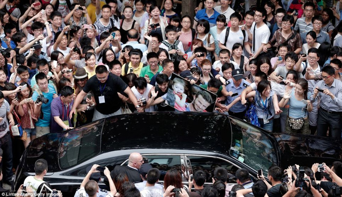 Chi phí mời Beckham tới Trung Quốc một tuần có giá 1,7 triệu bảng Anh, gấp đôi lương hiện tại của ngôi sao MU Wayne Rooney - Nhân Dân nhật báo cho hay.