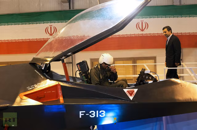Tổng thống Iran tại lễ ra mắt chiến đấu cơ Qaher-313.