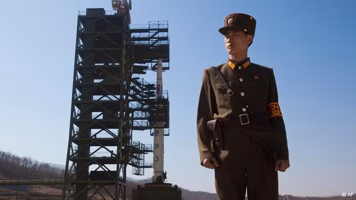 Tên lửa Triều Tiên trên bệ phóng hồi tháng 4/2012. Tên lửa Triều Tiên trên bệ phóng hồi tháng 4/2012.