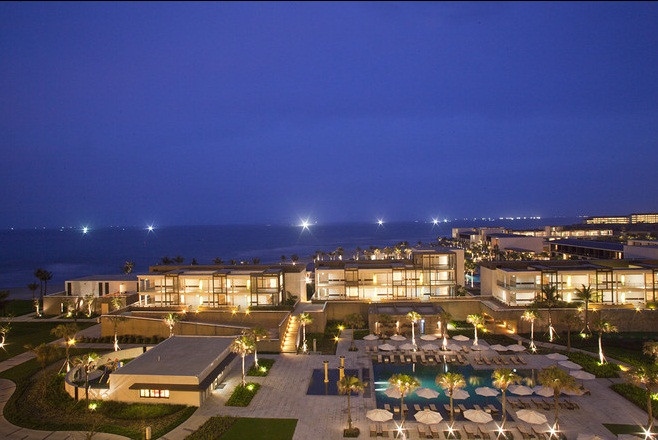 Toàn cảnh khu nghỉ mát về đêm. Toàn cảnh khu nghỉ mát về đêm.