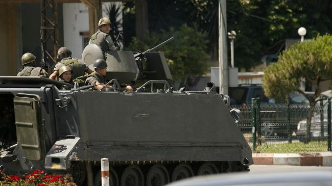 Quân đội Li Băng tại Sidon sau cuộc đụng độ với nhóm giáo sĩ cực đoan. Quân đội Li Băng tại Sidon sau cuộc đụng độ với nhóm giáo sĩ cực đoan.