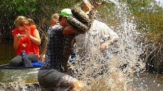 Owen vật lộn với con trăn lớn khi nó tìm cách siết chặt cánh tay anh để thoát ra ngoài. Owen vật lộn với con trăn lớn khi nó tìm cách siết chặt cánh tay anh để thoát ra ngoài.