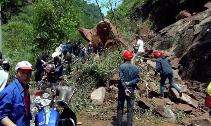 Các nhân viên cứu hộ đang nỗ lực tìm kiếm những người sống sót. Các nhân viên cứu hộ đang nỗ lực tìm kiếm những người sống sót.