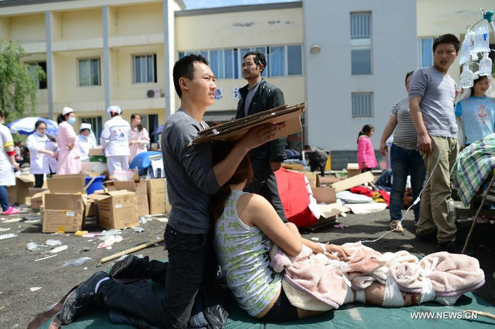 Nhiều nạn nhân phải dùng bìa, giấy, ô... che nắng. Nhiều nạn nhân phải dùng bìa, giấy, ô... che nắng.