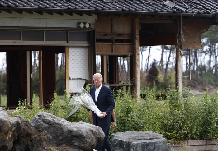 Phó Tổng thống Mỹ Joe Biden tưởng niệm các nạn nhân sóng thần năm 2011 tại Nhật Bản. Phó Tổng thống Mỹ Joe Biden tưởng niệm các nạn nhân sóng thần năm 2011 tại Nhật Bản.