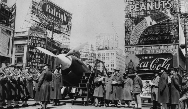 Đức quốc xã muốn tấn công Hoa Kỳ, nhưng họ không có máy bay ném bom có khả năng di chuyển ở khoảng cách xa. Họ đã khám phá một tàu vũ trụ có thể tiếp cận và đánh bom New York. Đức quốc xã muốn tấn công Hoa Kỳ, nhưng họ không có máy bay ném bom có khả năng di chuyển ở khoảng cách xa. Họ đã khám phá một tàu vũ trụ có thể tiếp cận và đánh bom New York.