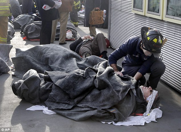 Hành khách bị thương chờ được chuyển tới bệnh viện.