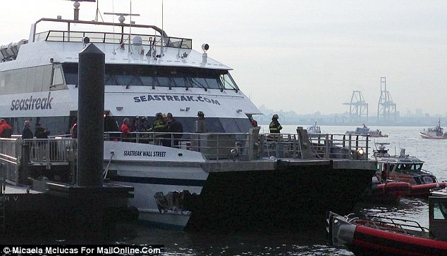 Cú va chạm mạnh đã để lại một lỗ thủng lớn trên phà.