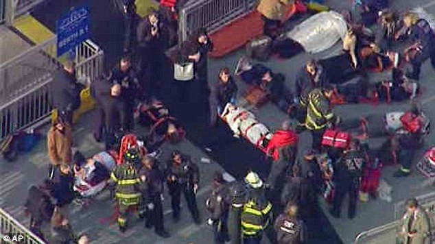 Hiện trường sau sự cố va chạm phà ở New York.