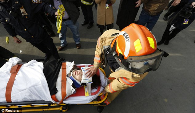 Một nạn nhân bị chấn thương đầu và cổ được chuyển tới bệnh viện.