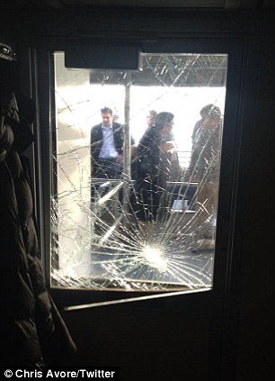 Cửa sổ của chiếc phà cũng bị nứt, vỡ sau vụ va chạm mạnh mẽ.