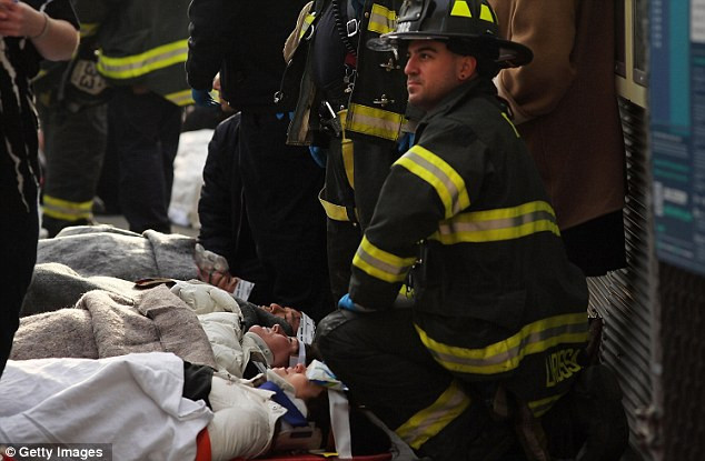 Cảnh sát địa phương tham gia cứu hộ các nạn nhân của vụ tai nạn.