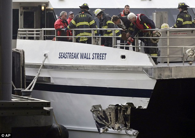 Lỗ thủng xuất hiện trên thân phà sau 2 cú va chạm mạnh.