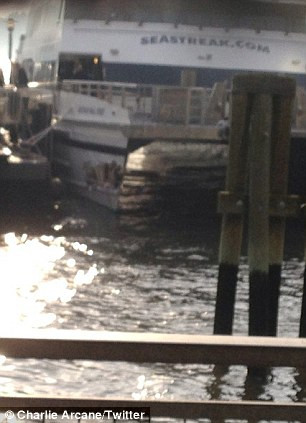 Thân phà bị thủng sau khi đâm vào cầu tàu.