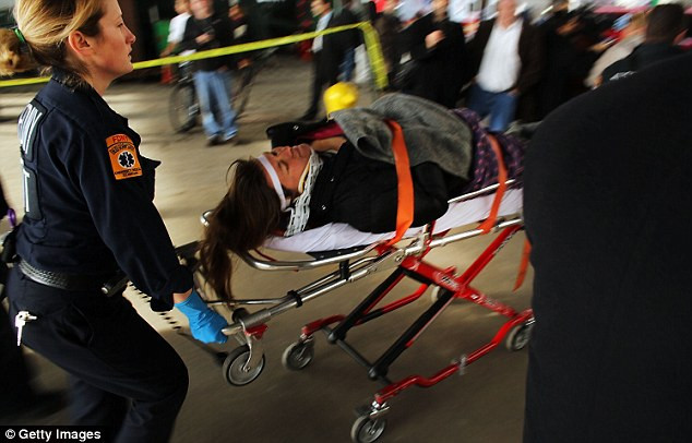 Một hành khách bị thương đang được đưa tới xe cấp cứu.