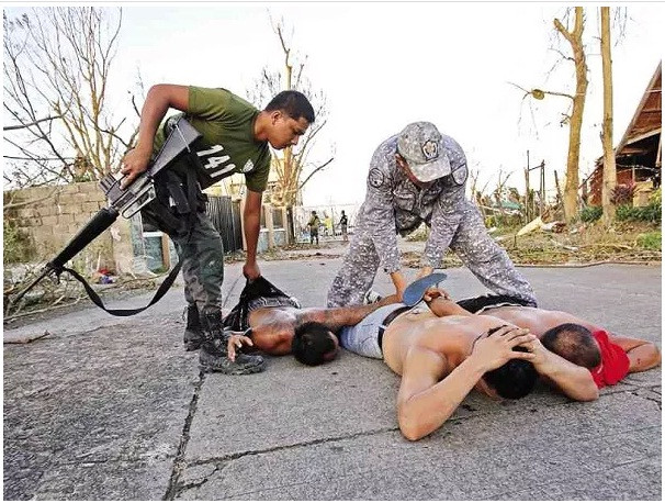 Cảnh sát bắt giữ các tù nhân vượt ngục. Cảnh sát bắt giữ các tù nhân vượt ngục.