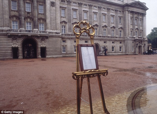 Bảng thông báo được đặt trên giá gỗ từng được dùng để báo tin Hoàng tử William chào đời năm 1982. Bảng thông báo được đặt trên giá gỗ từng được dùng để báo tin Hoàng tử William chào đời năm 1982.