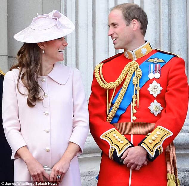 Hoàng tử William đã đưa vợ tới bệnh viện chờ sinh. Hoàng tử William đã đưa vợ tới bệnh viện chờ sinh.