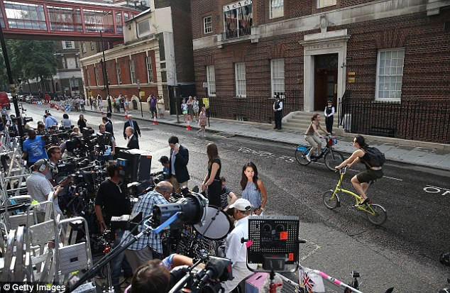 Truyền thông thế giới đã cắm trại bên ngoài bệnh viện St Mary's nhiều ngày để chờ đưa tin về sự ra đời của "hoàng nhi" nước Anh. Truyền thông thế giới đã cắm trại bên ngoài bệnh viện St Mary's nhiều ngày để chờ đưa tin về sự ra đời của "hoàng nhi" nước Anh.