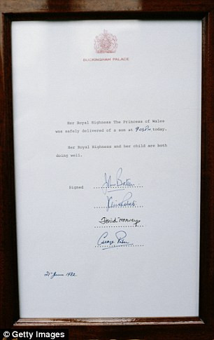 Tấm bảng đặt trước cung điện Buckingham để chờ thông báo tin hoàng nhi chào đời. Tấm bảng đặt trước cung điện Buckingham để chờ thông báo tin hoàng nhi chào đời.